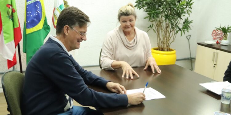 Assinada a ordem de serviço para melhorias na Arena Jaraguá