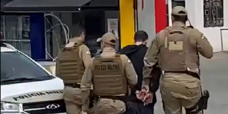 [Vídeo] Loja de Araquari é assaltada e um dos suspeitos é preso