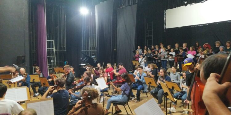 Orquestra Jovem e Coral da SCAR apresentam concerto de Dia das Mães neste domingo (08)