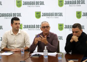 Prefeito de Jaraguá do Sul assina ordens de serviços para obras de pavimentação