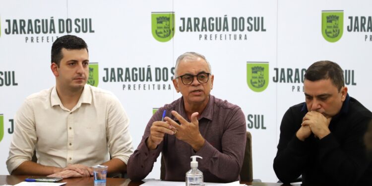 Prefeito de Jaraguá do Sul assina ordens de serviços para obras de pavimentação