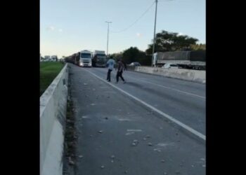 [Vídeo] Detonação de rochas danifica veículos na BR-101, em SC
