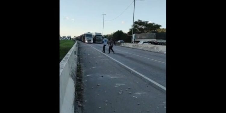 [Vídeo] Detonação de rochas danifica veículos na BR-101, em SC