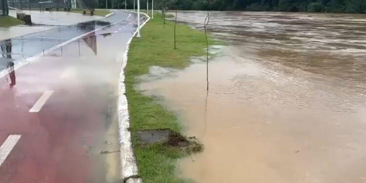 [Vídeo] Via Verde é tomada pelas águas do Rio Itapocu