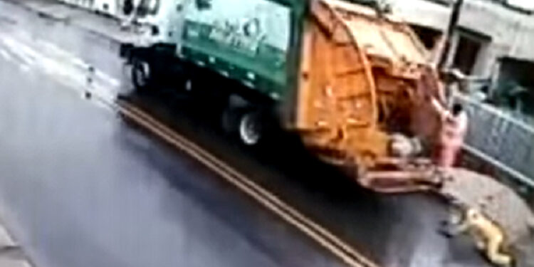 [Vídeo] Homem cai do caminhão durante coleta do lixo em SC