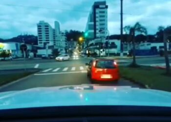 [Vídeo] Condutor embriagado tenta fugir, mas acaba preso em SC