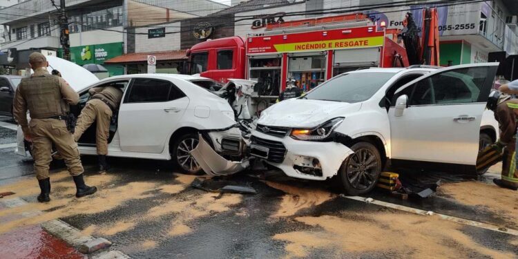 Fotos: Acidente envolvendo quatro veículos é registrado em Jaraguá do Sul