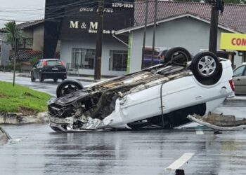 Carro capota após colidir em canteiro em Jaraguá do Sul
