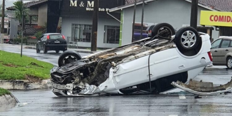 Carro capota após colidir em canteiro em Jaraguá do Sul