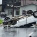 Carro capota após colidir em canteiro em Jaraguá do Sul