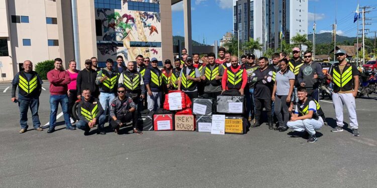 Motoboys fazem manifestação contra cobrança do estacionamento rotativo em Jaraguá