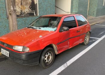 [Fotos] Criminosos utilizam carro para invadir loja especializada Apple em Jaraguá do Sul