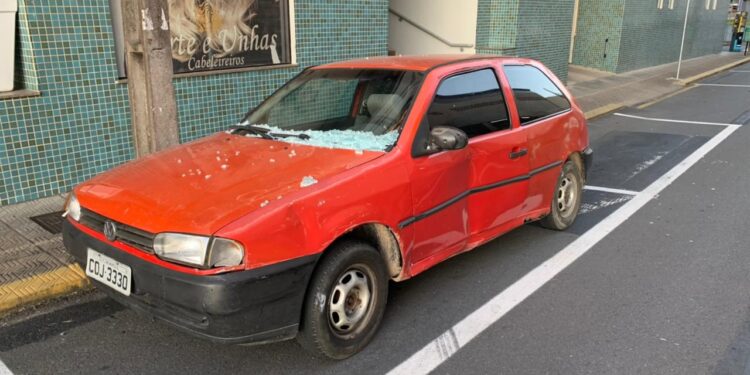 [Fotos] Criminosos utilizam carro para invadir loja especializada Apple em Jaraguá do Sul