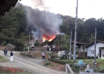 [Vídeo] Casa pega fogo em Schroeder
