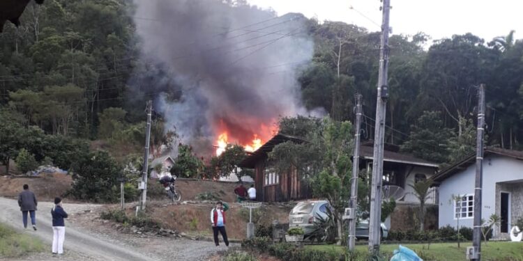 [Vídeo] Casa pega fogo em Schroeder