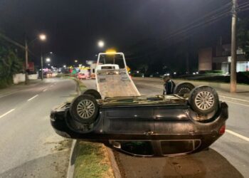[Vídeo] Carro capota após ser atingido por carreta em Jaraguá do Sul
