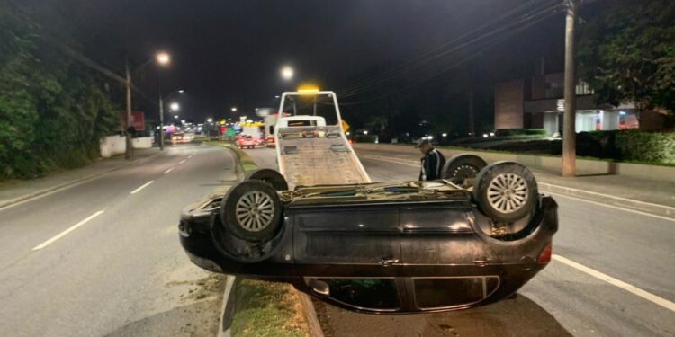 [Vídeo] Carro capota após ser atingido por carreta em Jaraguá do Sul