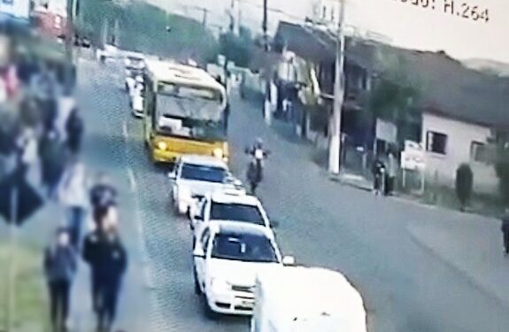 Motociclista que empinou moto em Schroeder tem CNH recolhida