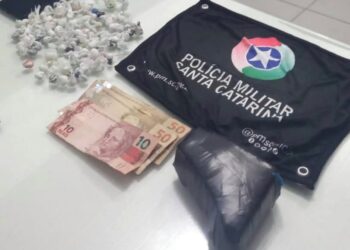 Homem engole pedras de crack para não ser preso em Jaraguá do Sul