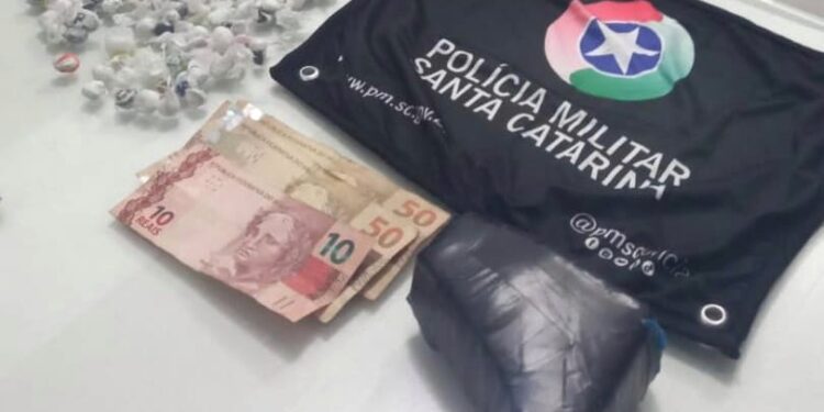 Homem engole pedras de crack para não ser preso em Jaraguá do Sul