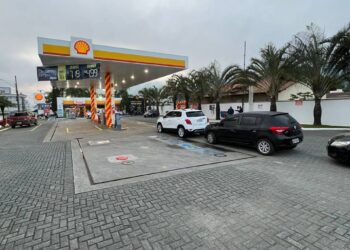 [Vídeo] Cliente madruga na fila para abastecer carro sem imposto em Jaraguá do Sul