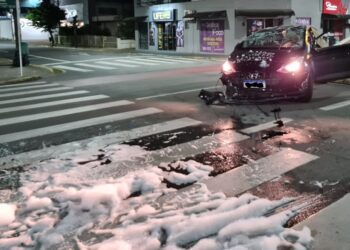 Motorista perde o controle e capota o carro em Jaraguá do Sul