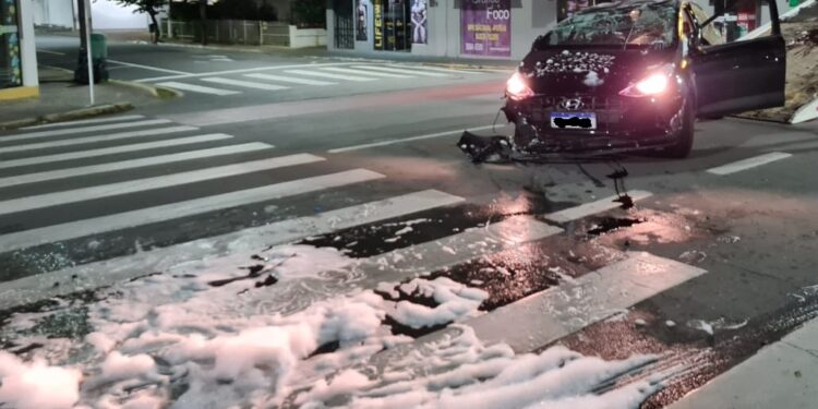 Motorista perde o controle e capota o carro em Jaraguá do Sul