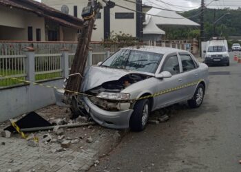 Carro bate em poste e duas mil casas ficam sem energia em Jaraguá do Sul
