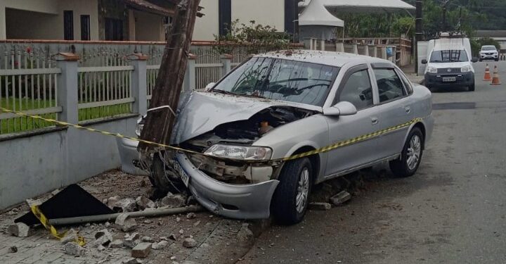 Carro bate em poste e duas mil casas ficam sem energia em Jaraguá do Sul