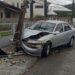 Carro bate em poste e duas mil casas ficam sem energia em Jaraguá do Sul