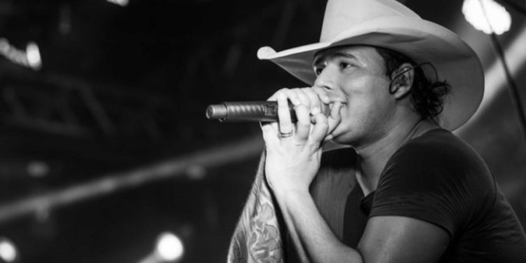 Confirmada morte do cantor sertanejo Aleksandro em acidente de ônibus