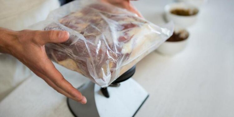 Açougueiro coloca mais carne na sacola de amigo após pesagem e é levado para a delegacia em Jaraguá do Sul