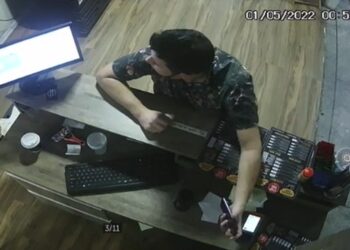 [Vídeo] Homem flagrado furtando celular de estabelecimento é preso em Jaraguá do Sul