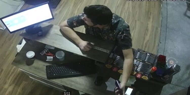 [Vídeo] Homem flagrado furtando celular de estabelecimento é preso em Jaraguá do Sul