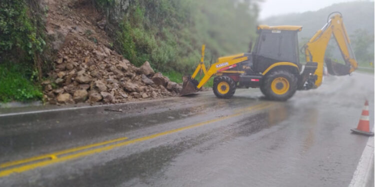 Chuva provoca queda de barreiras e muro em Corupá 