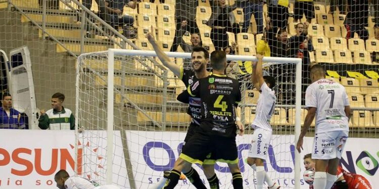 Jaraguá Futsal vence a primeira no Estadual