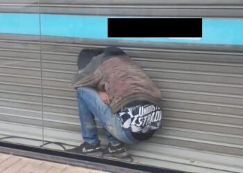 [Vídeo] Homem fica entalado em vitrine ao tentar invadir loja em SC