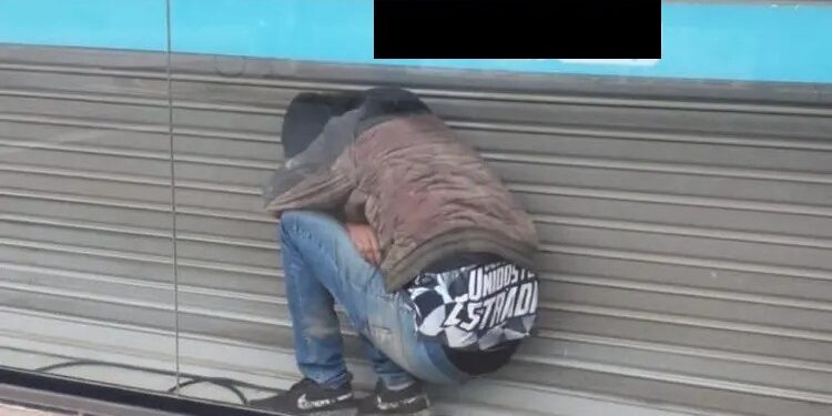 [Vídeo] Homem fica entalado em vitrine ao tentar invadir loja em SC