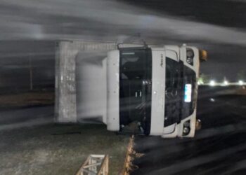 [Vídeo] Ventos de mais de 150 km/h tombam caminhão na serra do Rio do Rastro