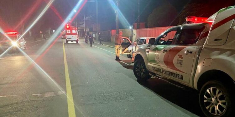 Homem tenta interceptar ambulância para possível resgate a preso em Jaraguá do Sul