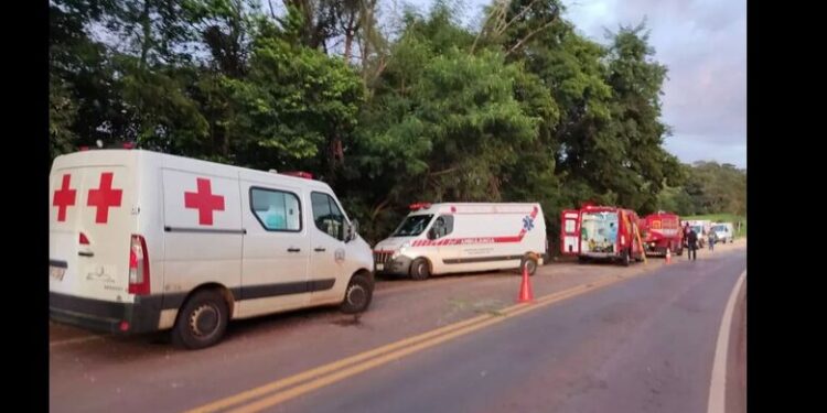 Sete pessoas morrem e 13 ficam feridas em acidente com ônibus no Paraná