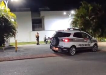 Jovens são flagrados pichando banco de praça e depois limpam o local, em Jaraguá do Sul