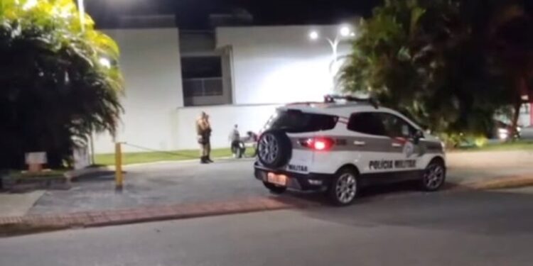 Jovens são flagrados pichando banco de praça e depois limpam o local, em Jaraguá do Sul