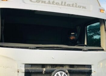 Homem é flagrado dirigindo caminhão sem o para-brisa e usando capacete em SC