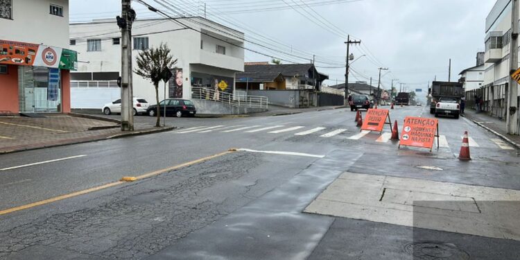 Começa o recapeamento da rua Bertha Weege, em Jaraguá do Sul