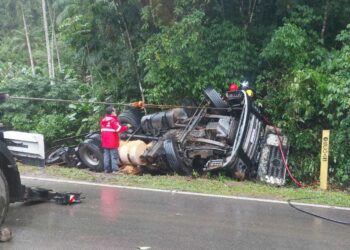 Carreta tomba em grave acidente na BR-280, em Corupá