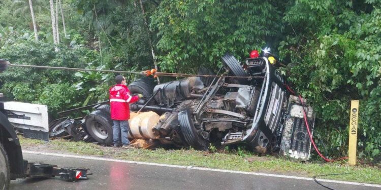 Carreta tomba em grave acidente na BR-280, em Corupá