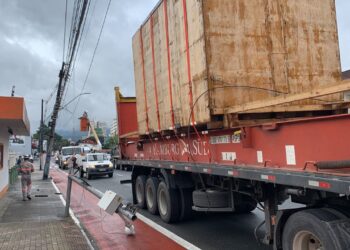 Caminhão enrosca em fios e cerca de 4 mil residências ficam sem energia em Jaraguá