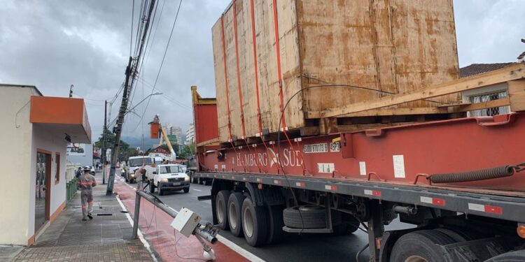 Caminhão enrosca em fios e cerca de 4 mil residências ficam sem energia em Jaraguá