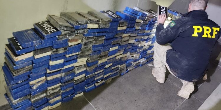 [Vídeo] PRF apreende mais de 100 milhões de reais em cocaína na BR 101, em Joinville